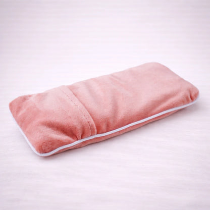 Almohadilla terapéutica de sal del Himalaya con funda suave, ideal para aplicar calor o frío y aliviar dolores musculares y cervicales.
