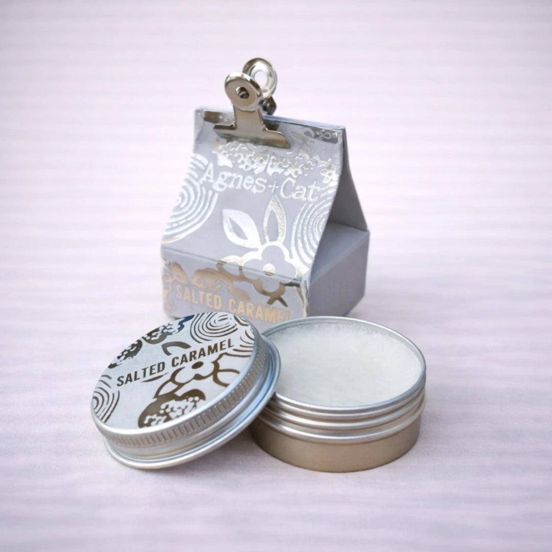 Bálsamo labial natural de caramelo salado Agnes + Cat con tarro de aluminio y packaging elegante