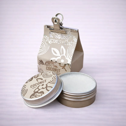 Bálsamo labial natural de coco Agnes + Cat con tarro de aluminio y crema visible sobre fondo neutro