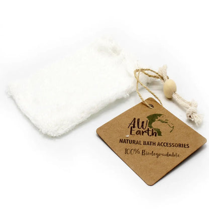 Bolsa natural de bambú para jabón biodegradable con etiqueta ecológica de cartón.