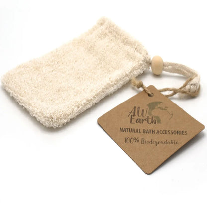 Bolsa natural para jabón de ramio con etiqueta biodegradable, ideal para exfoliación suave y cuidado ecológico.