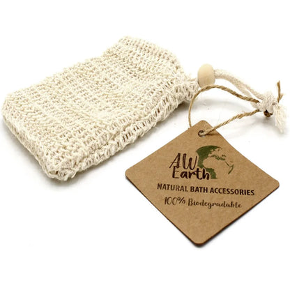 Bolsa de yute para jabón sólida con etiqueta ecológica de AW Earth sobre fondo blanco.