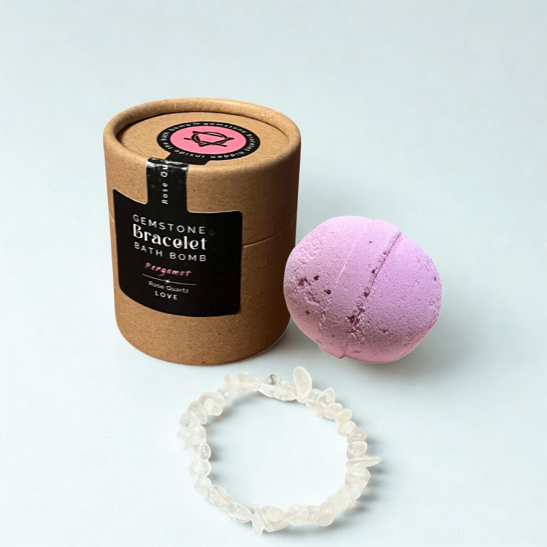 Bomba de baño relajante de color rosa acompañada de una pulsera de cuarzo blanco para atraer paz y armonía.
