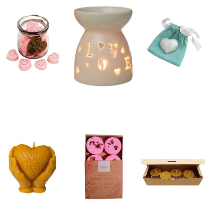 Elementos del pack Amor en Calma: vaporizador cerámico, ceras aromáticas, vela artesanal, bolsas de regalo y velas para un ritual de bienestar y relajación
