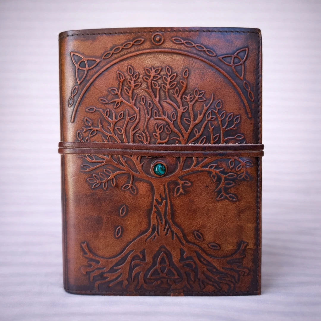 Cuaderno artesanal de cuero con Árbol de la Vida grabado y cierre elástico, diseño espiritual y hecho a mano