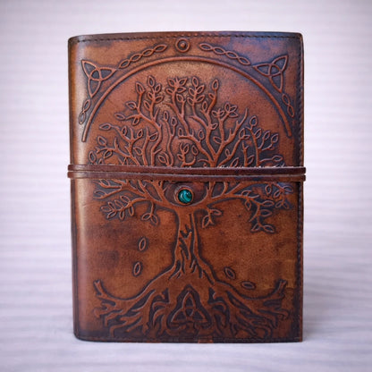 Cuaderno artesanal de cuero con Árbol de la Vida grabado y cierre elástico, diseño espiritual y hecho a mano