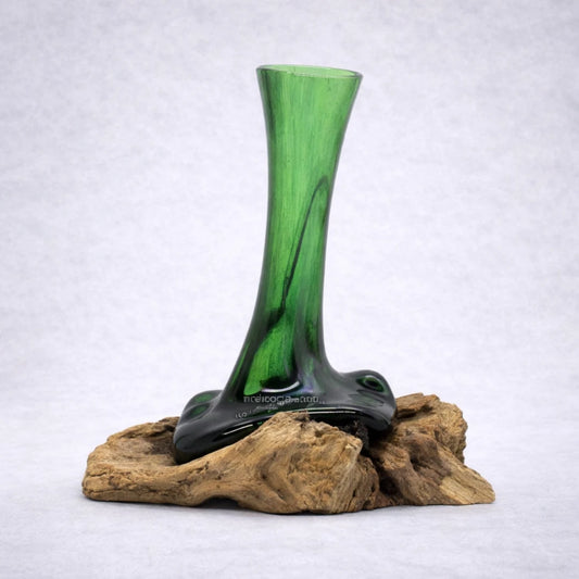 Florero decorativo de vidrio verde sobre base de madera natural pieza artesanal