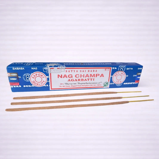 Incienso Nag Champa Satya Sai Baba con varillas de incienso natural sobre fondo gris suave