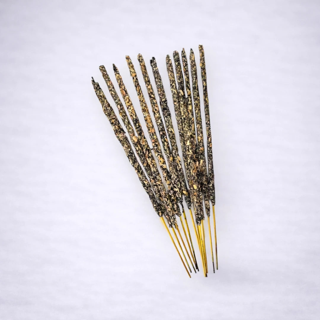 Varillas de incienso orgánico de rosa hechas a mano, incienso natural Ullas con pétalos y resinas sobre fondo gris suave