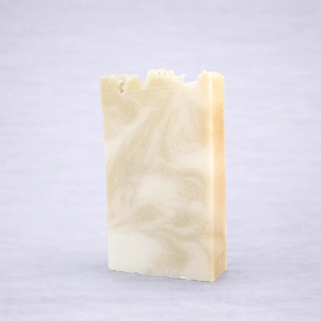 Jabón artesanal de argán natural hecho a mano con textura suave y cremosa