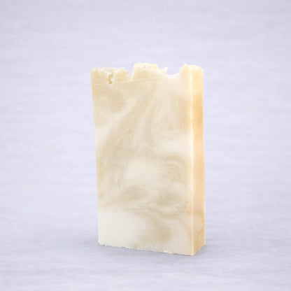 Jabón artesanal de argán natural hecho a mano con textura suave y cremosa