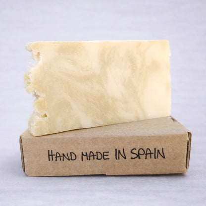 Jabón artesanal de argán natural hecho a mano en España sobre caja reciclable
