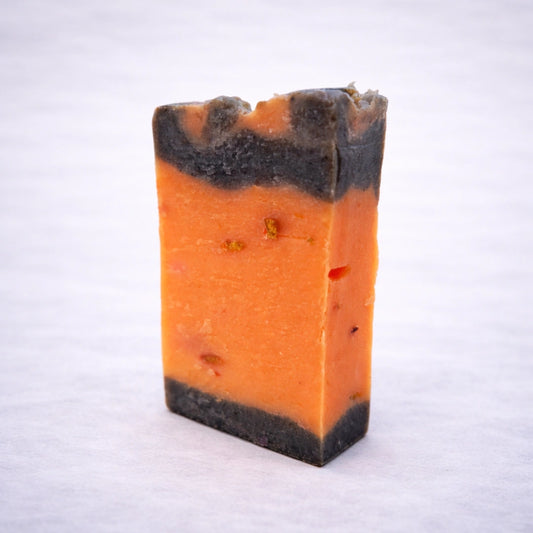 Jabón artesanal de canela y naranja con capas naturales, elaborado a mano en España