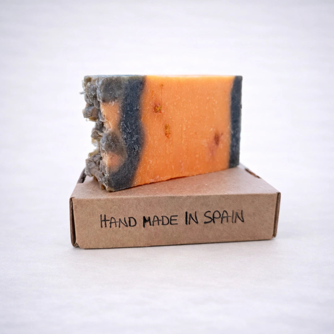 Jabón artesanal de canela y naranja presentado sobre caja kraft handmade in Spain