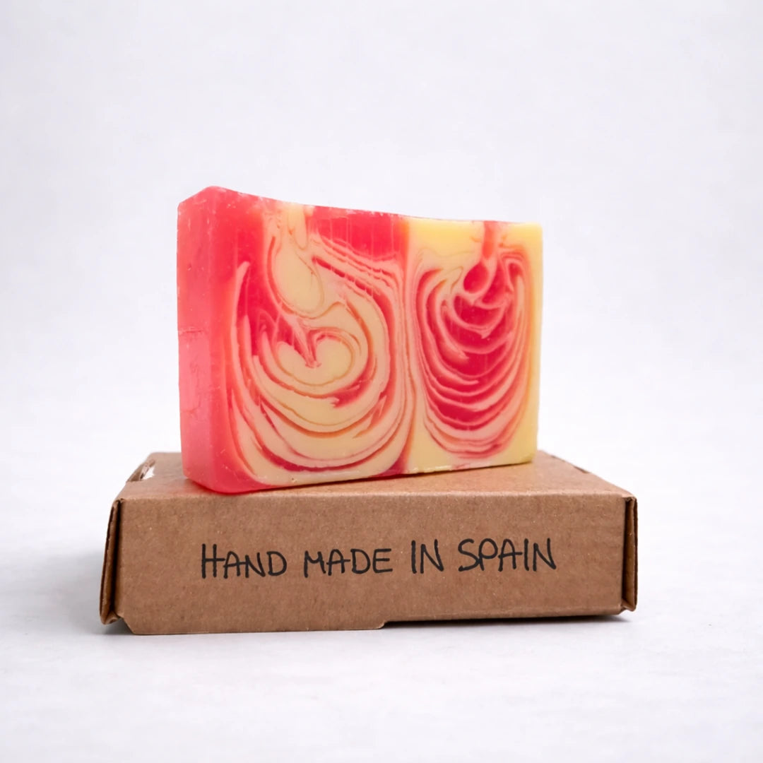 Jabón artesanal de fresa aromático y vegano presentado sobre caja kraft hecha a mano en España