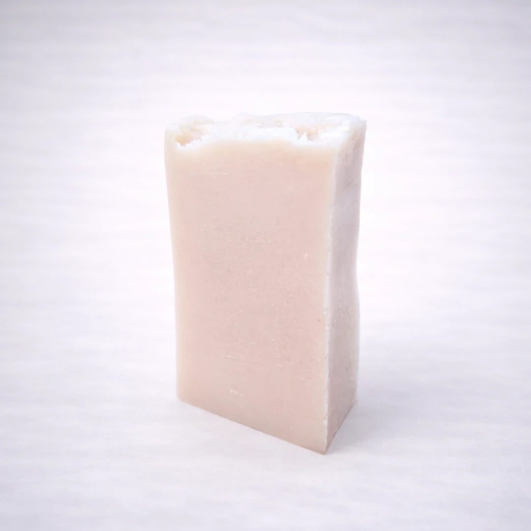 Jabón artesanal de leche de burra natural, elaborado a mano en España, ideal para pieles sensibles