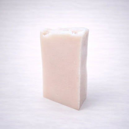 Jabón artesanal de leche de burra natural, elaborado a mano en España, ideal para pieles sensibles