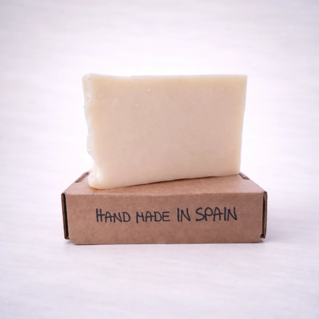 Jabón artesanal de leche de burra presentado sobre caja kraft, hecho a mano en España