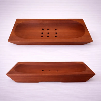Jabonera artesanal de caoba natural vista lateral, diseño rectangular con drenaje