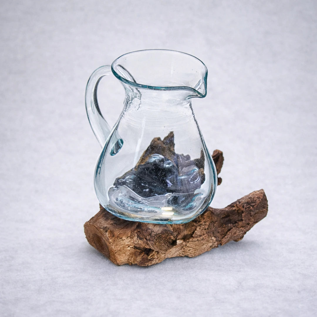 Jarra de vidrio fundido sobre base de madera natural pieza artesanal colección Naturaleza Fundida