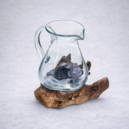 Jarra de vidrio fundido sobre base de madera natural pieza artesanal colección Naturaleza Fundida