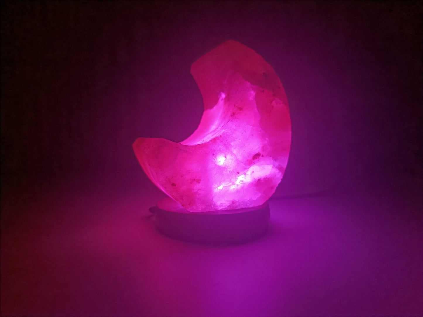 Lámpara de sal luna RGB iluminada en color rosa, perfecta para decoración espiritual, descanso y cromoterapia nocturna.