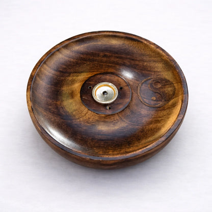 Soporte de incienso de madera con diseño yin yang, vista superior artesanal
