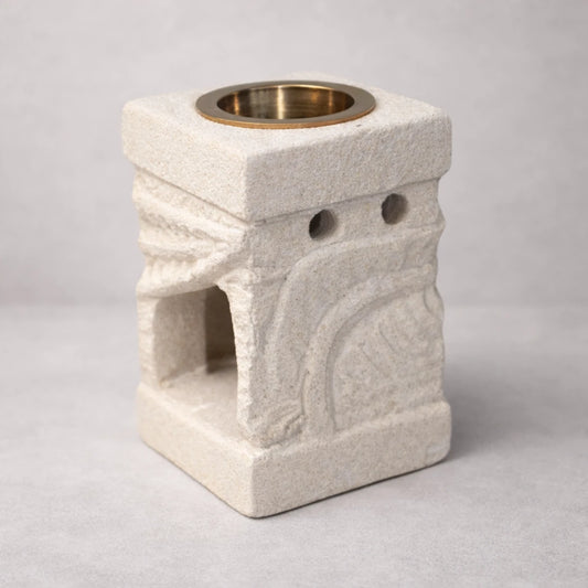 Quemador de aceites Java de piedra tallada con diseño artesanal y cuenco superior de latón