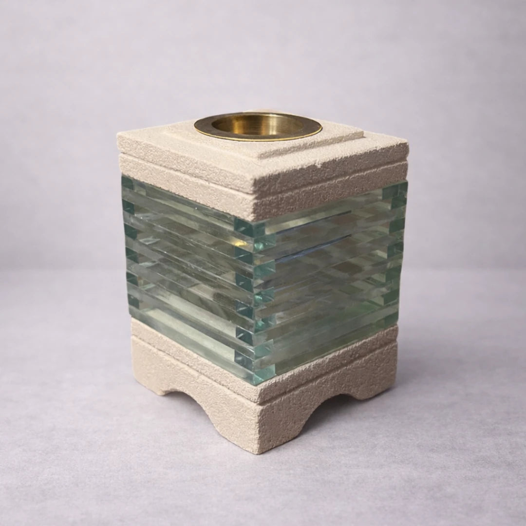 Quemador de aromas diseño Java de vidrio y piedra tallada con cuenco de latón, acabado artesanal en tonos neutros