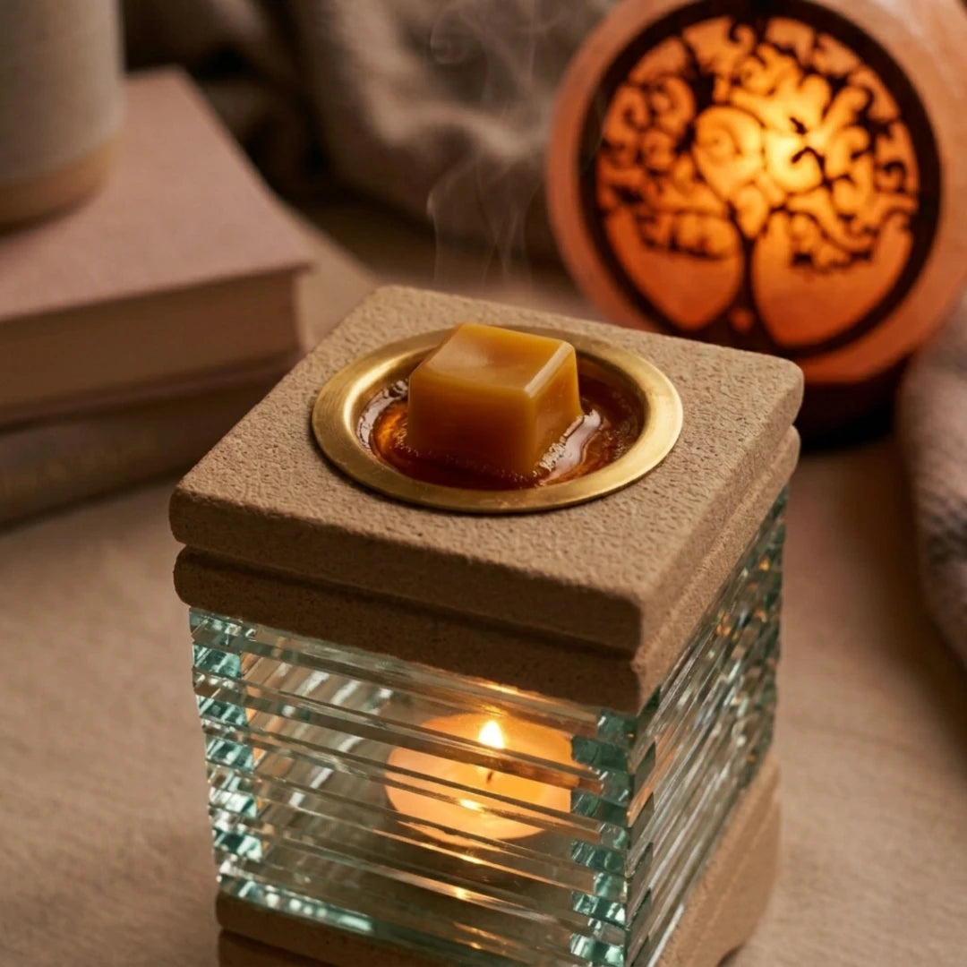 Ritual de aromaterapia en casa con quemador de cera de abeja y lámpara de sal encendida creando ambiente cálido y relajante