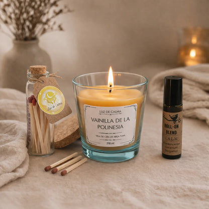 Ritual de calma con vela aromática encendida, cerillero y roll-on sobre tela natural en un ambiente cálido y relajante.