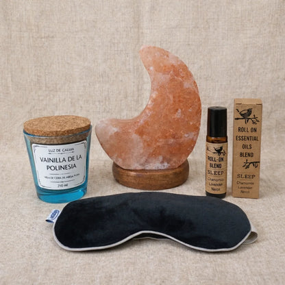 Ritual para dormir mejor, pack completo con vela aromática de cera de abeja, antifaz natural de lavanda, roll on aromatico relajante y lámpara de sal himalaya