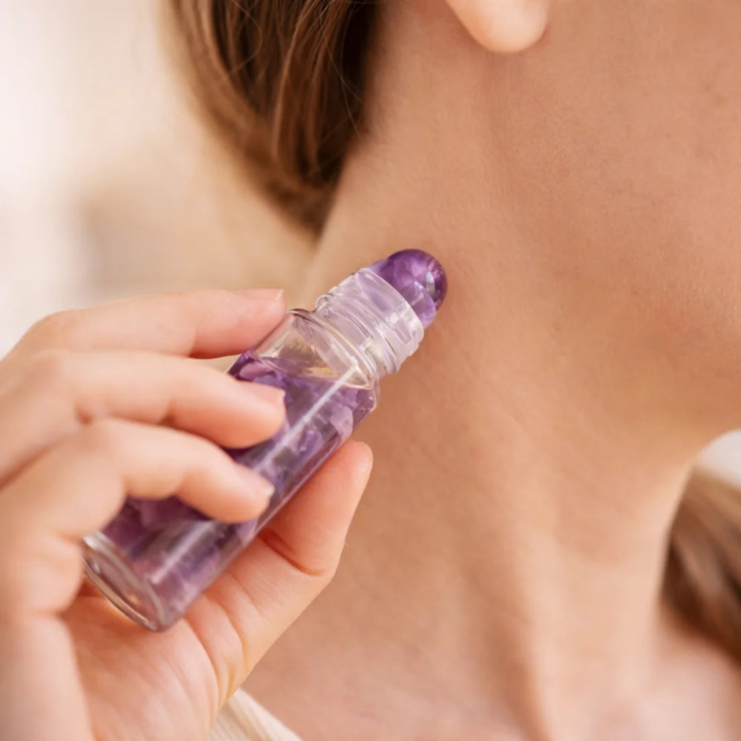 Aplicación de roll-on aromático de amatista en el cuello