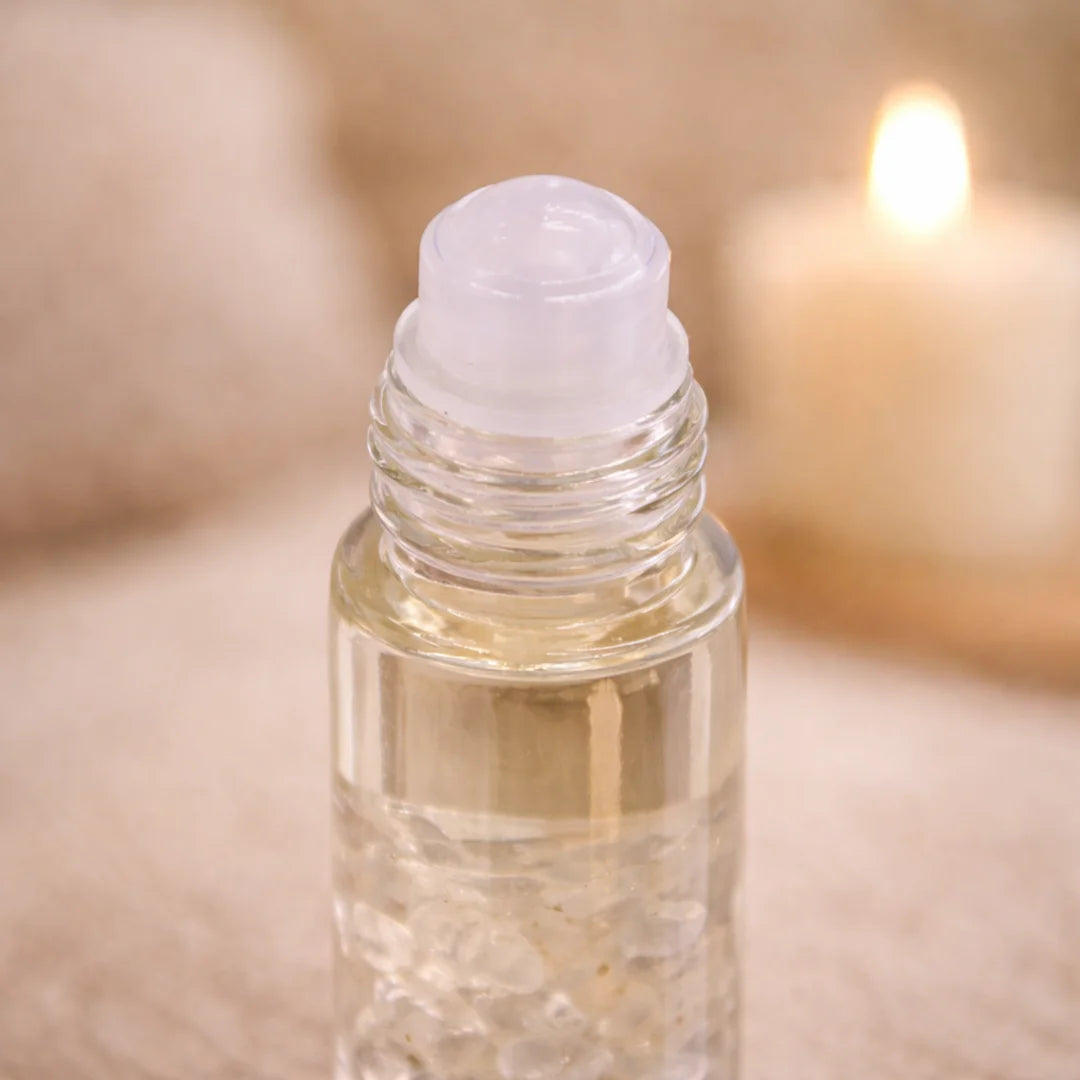 Detalle de roll-on aromático de cuarzo roca con aceites esenciales