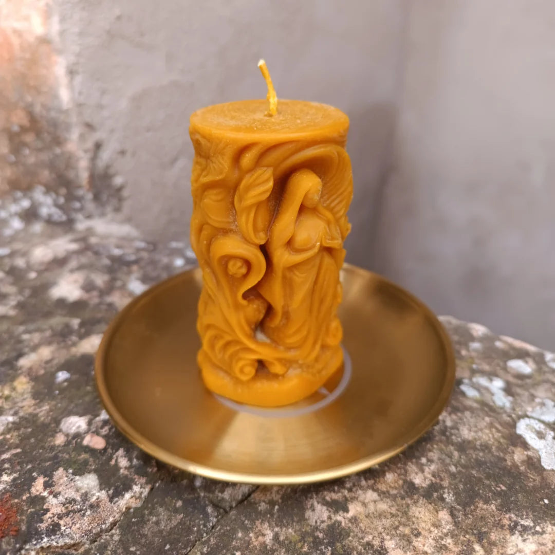 Soporte ritual con pentáculo y vela artesanal de cera de abeja para rituales de abundancia