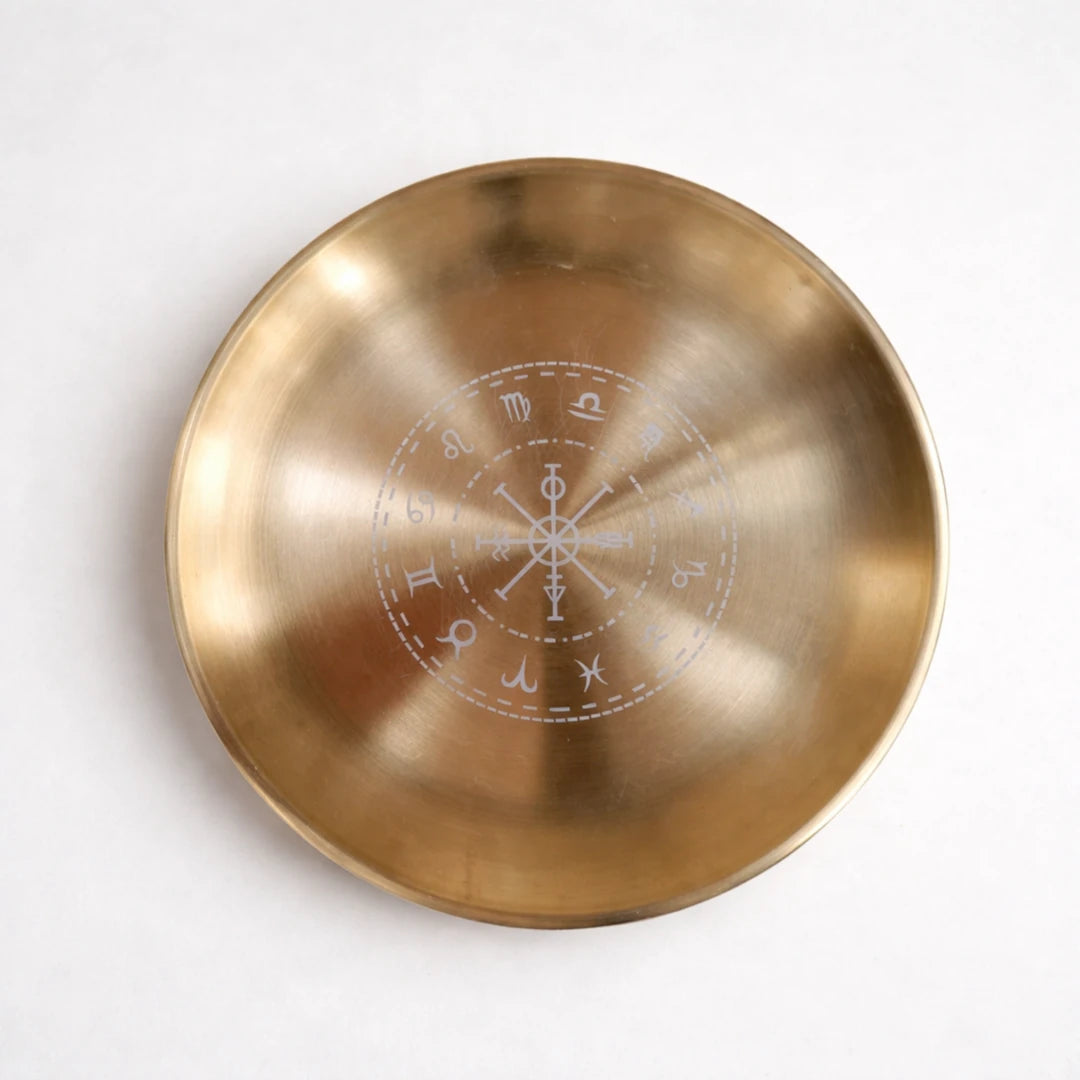 Soporte ritual de latón con símbolos del zodiaco grabados, base energética para velas y trabajos espirituales