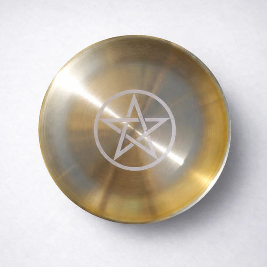Soporte ritual de latón dorado con símbolo de pentáculo grabado, ideal para velas y rituales espirituales