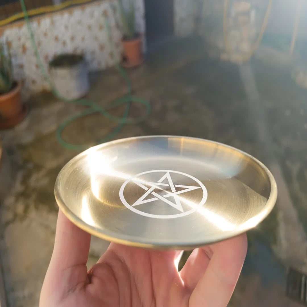 Soporte ritual para velas artesanales en acabado latón mostrado en mano para apreciar tamaño y calidad