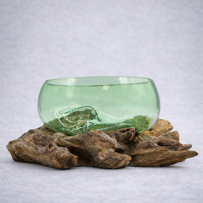 Cuenco artesanal de vidrio verde fundido sobre base de madera natural colección Naturaleza Fundida