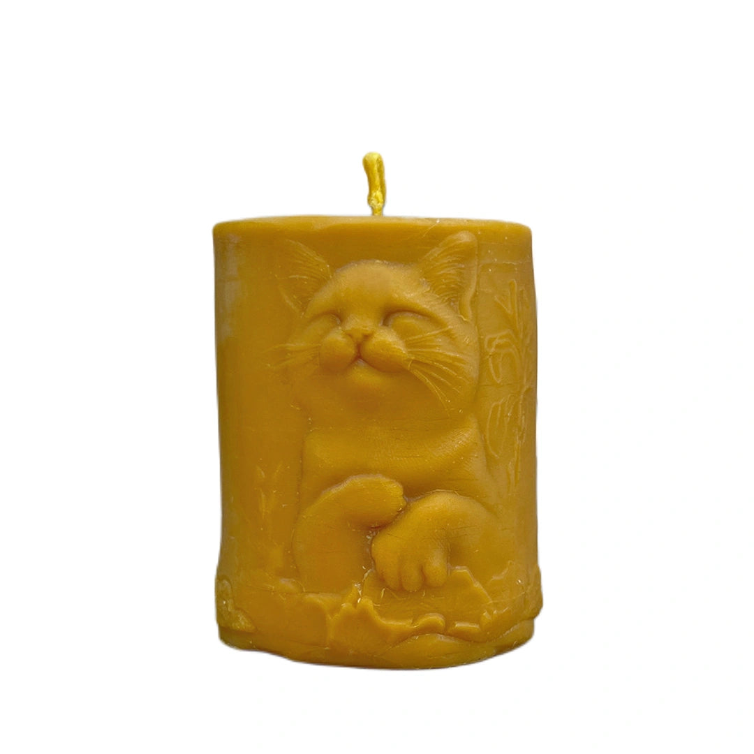Vela Dulce Ronroneo con gatito en relieve hecha de cera de abeja 100% natural sobre fondo blanco
