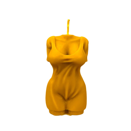 Vela Esencia Femenina con figura femenina esbelta hecha de cera de abeja 100% natural sobre fondo blanco