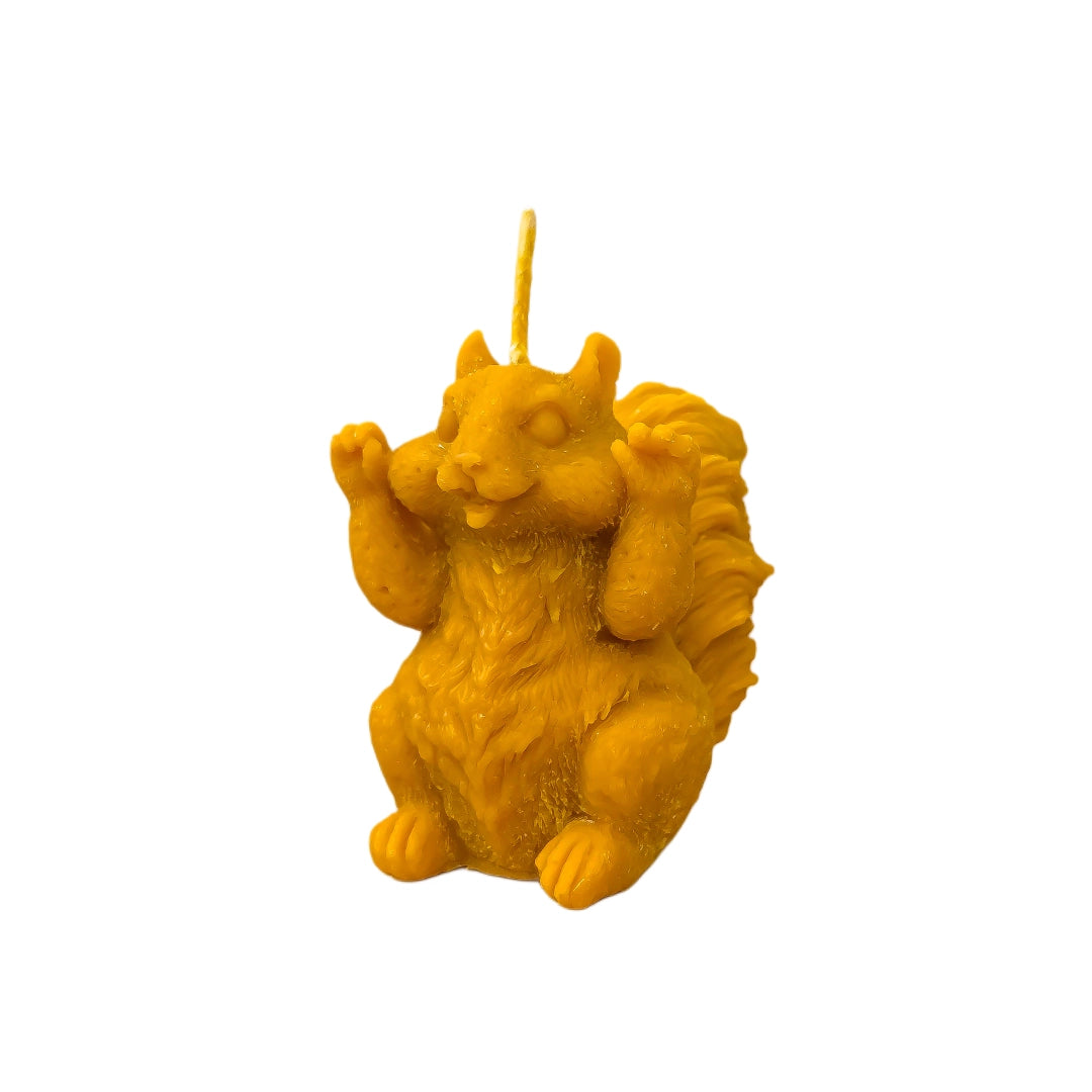 Vela Espíritu del Bosque con ardilla de cera de abeja 100% natural sobre fondo blanco