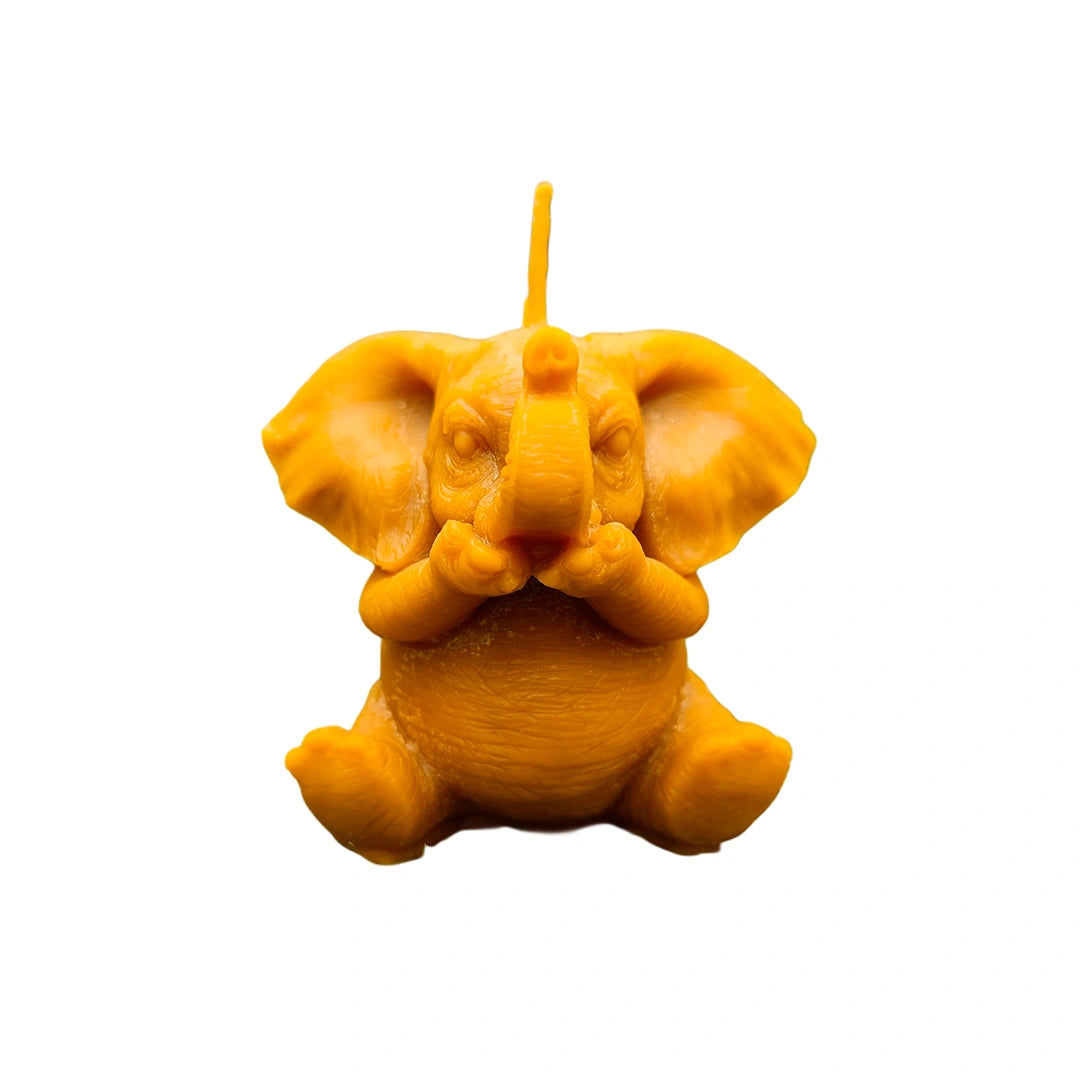 Vela Guardián del Silencio con elefante tapándose la boca hecha de cera de abeja 100% natural sobre fondo blanco