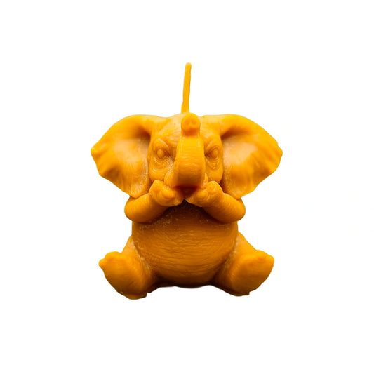 Vela Guardián del Silencio con elefante tapándose la boca hecha de cera de abeja 100% natural sobre fondo blanco