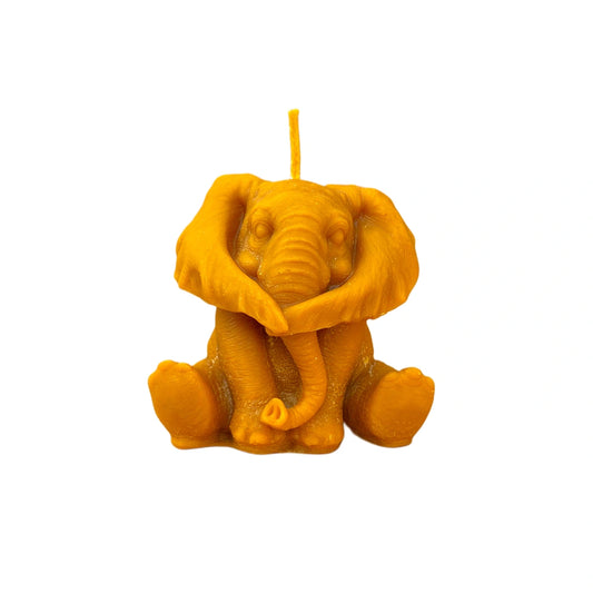 Vela Oídos del Corazón con elefante tapándose las orejas hecha de cera de abeja 100% natural sobre fondo blanco