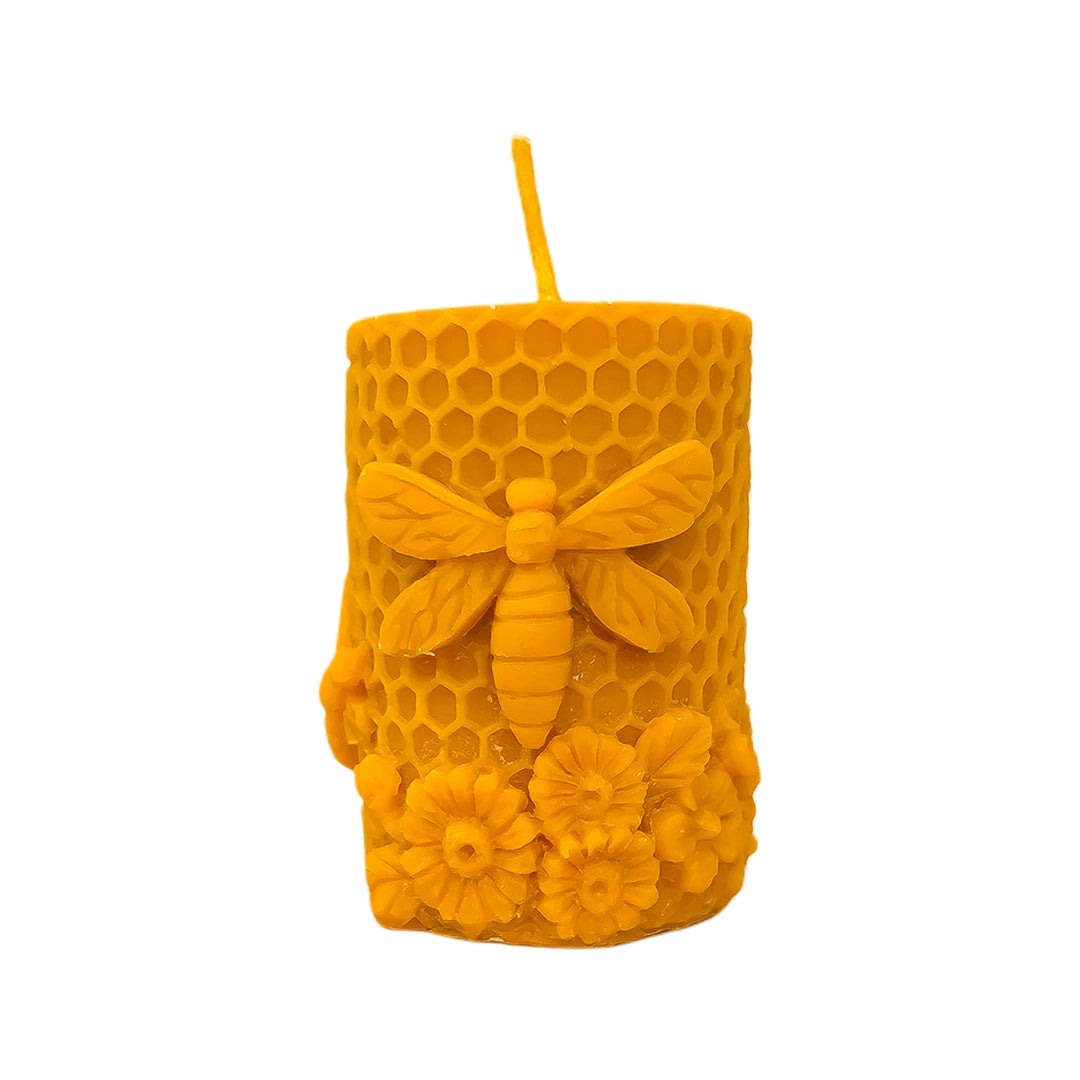 Vela Reina del Panal con diseño de panal, abeja y flores hecha de cera de abeja 100% natural sobre fondo blanco
