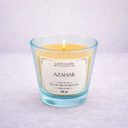 Vela aromática de cera de abeja con fragancia azahar en recipiente elegante, ideal para un ambiente fresco, relajante y natural en casa