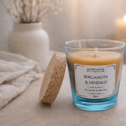 Vela artesanal de cera de abeja bergamota y sándalo con tapa de corcho en un entorno elegante, ideal para aportar bienestar y armonía en casa