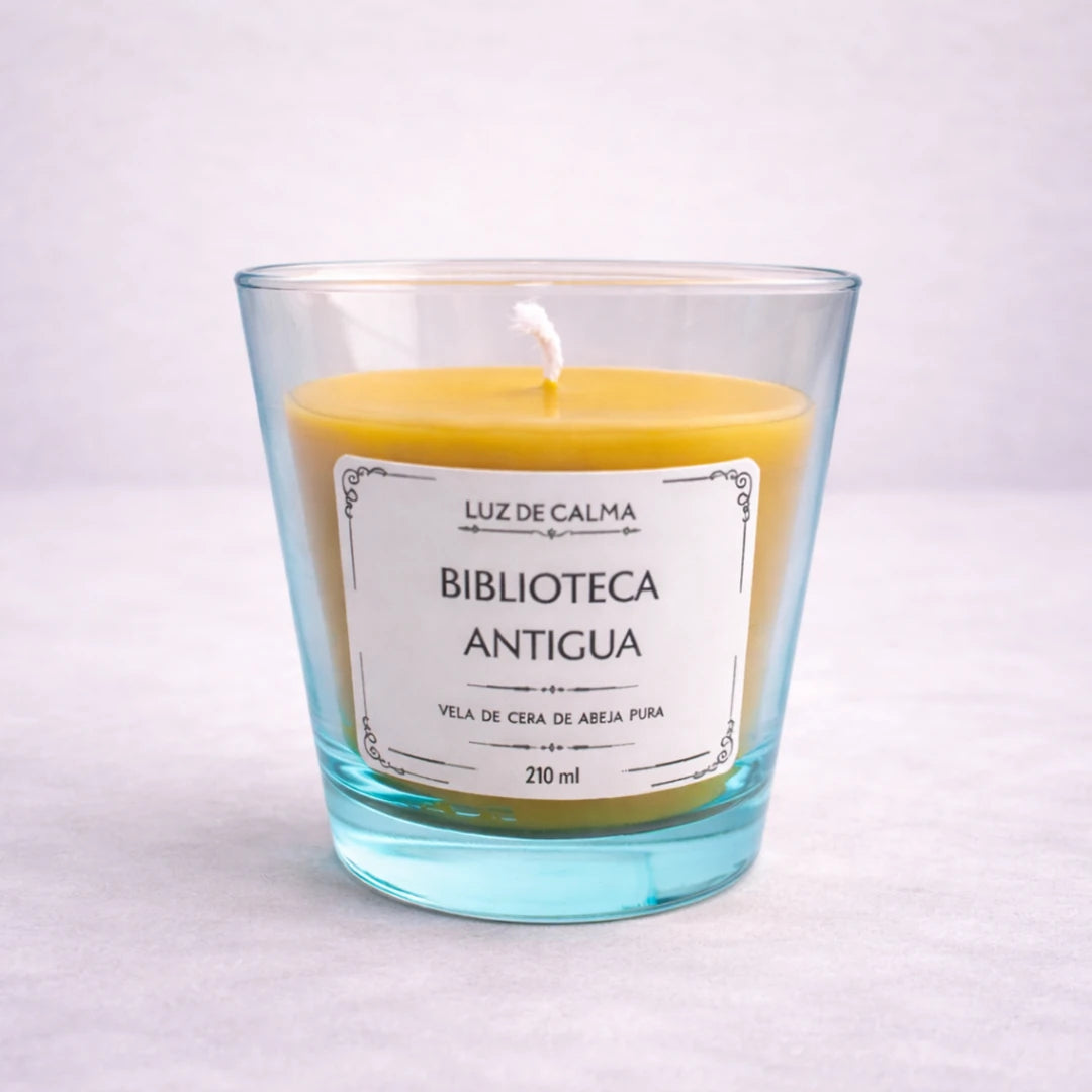 Vela artesanal de cera de abeja con aroma biblioteca antigua en vaso elegante, perfecta para crear un ambiente cálido, íntimo y acogedor