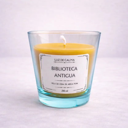 Vela artesanal de cera de abeja con aroma biblioteca antigua en vaso elegante, perfecta para crear un ambiente cálido, íntimo y acogedor